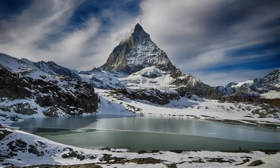 Conduciendo por los paisajes maravillosos de Suiza: la importancia de la viñeta.