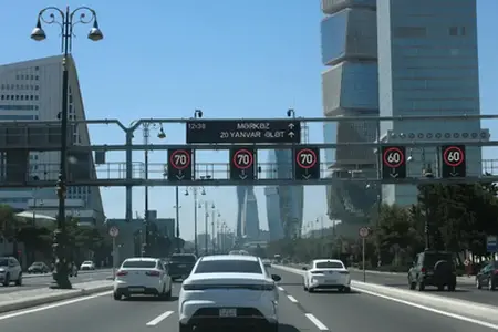 Turkų darbininkai ir šeštadieniais sunkiai dirba prie Nagyszeben–Pitești vinjetės.